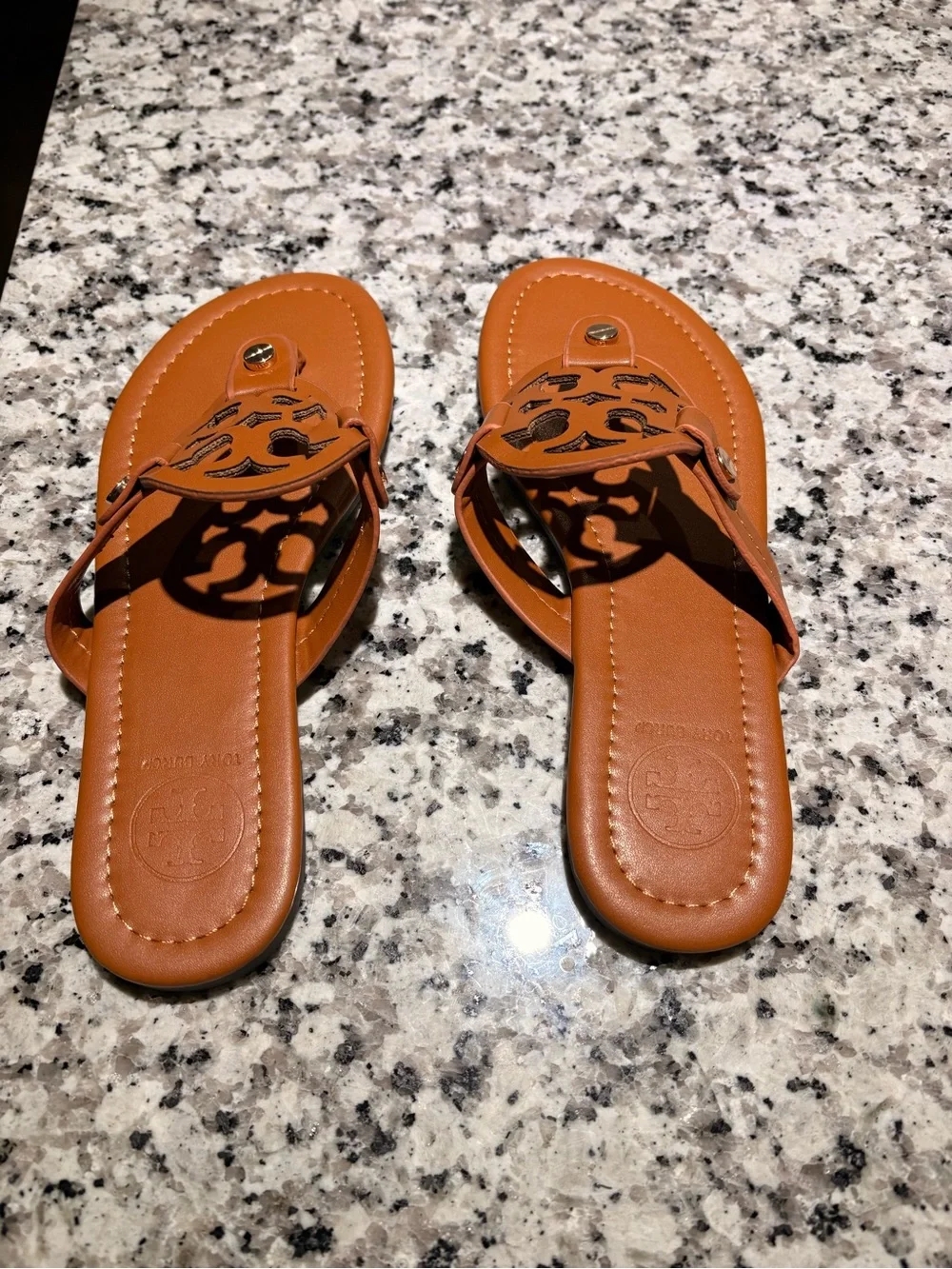 Tory Burch Leather Logo Thong Sandals in Cognac